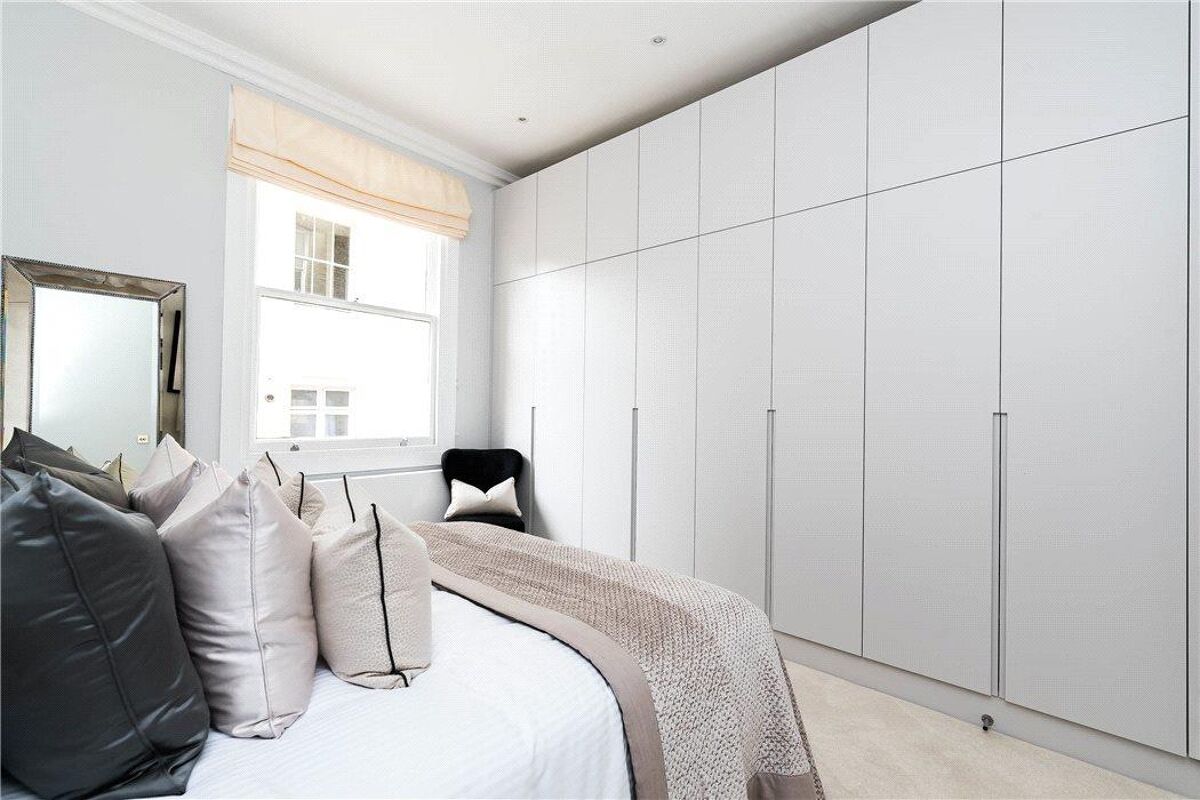 flat to rent in Roland Mansions, Old Brompton Road, South Kensington