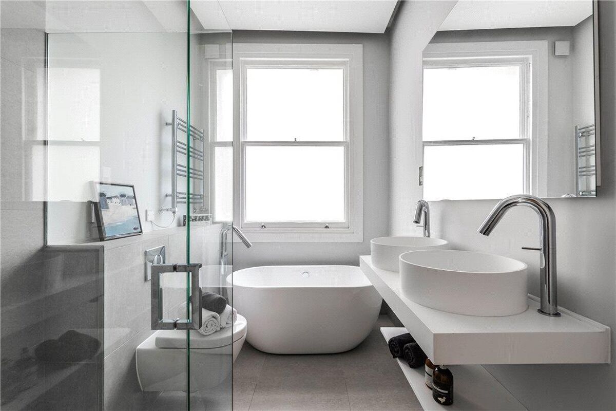 flat to rent in Roland Mansions, Old Brompton Road, South Kensington