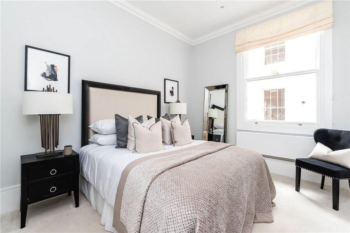 flat to rent in Roland Mansions, Old Brompton Road, South Kensington