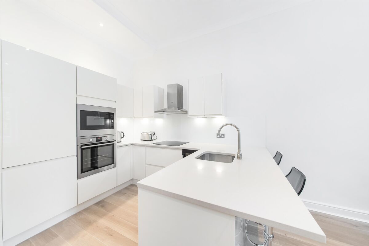 lateral to rent in Collingham Gardens, South Kensington, London, SW5