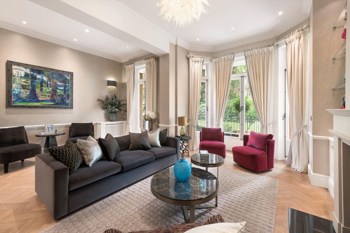 flat for sale in Sloane Gardens, Chelsea, London, SW1W. SLA012112501