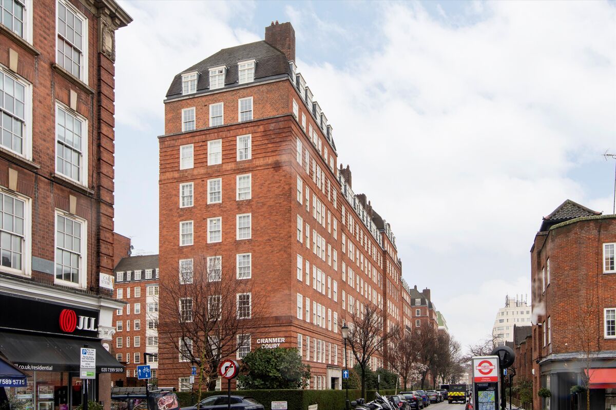 flat for sale in Cranmer Court, Whiteheads Grove, Chelsea, London, SW3