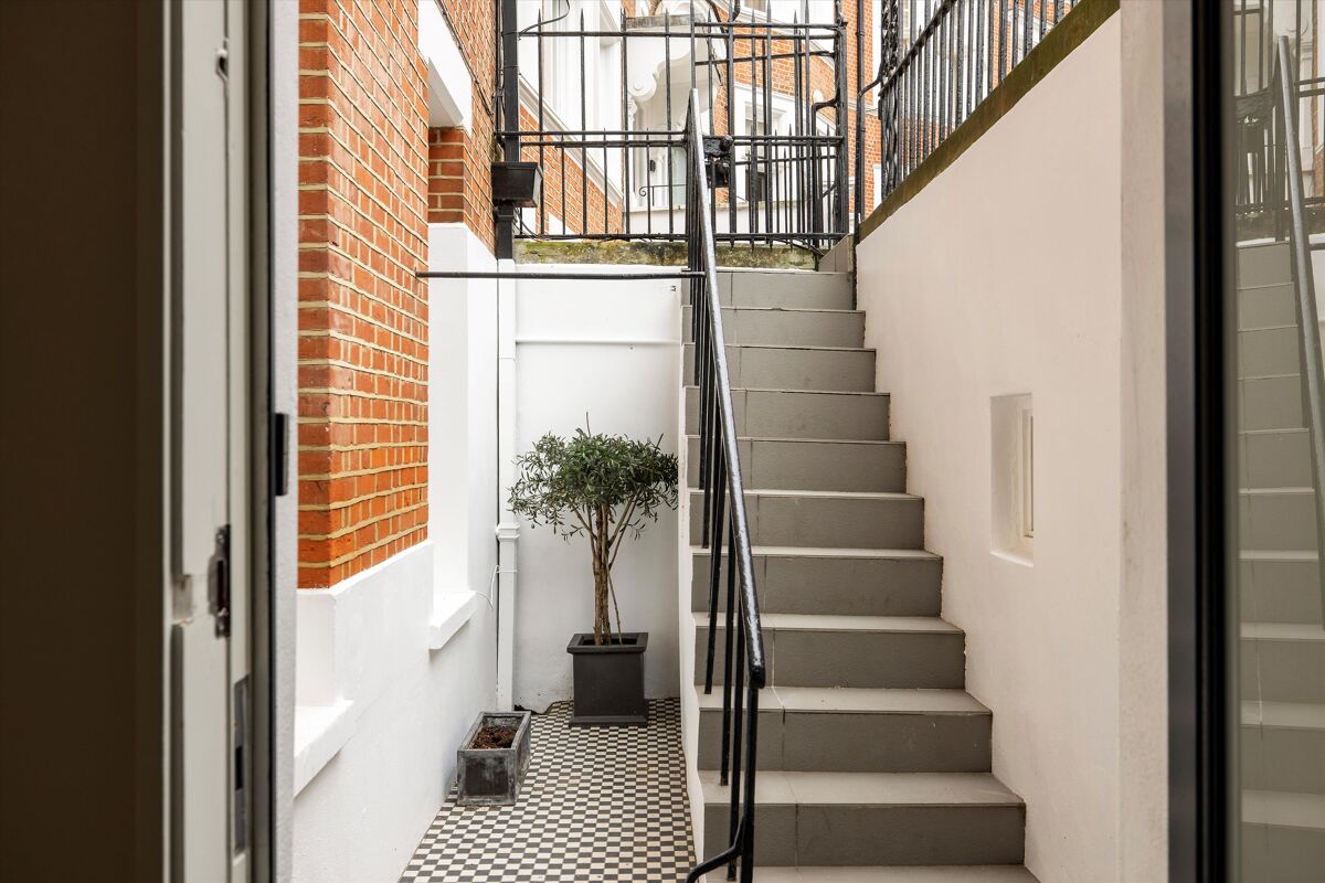 flat for sale in Embankment Gardens, Chelsea, SW3. sla012345723