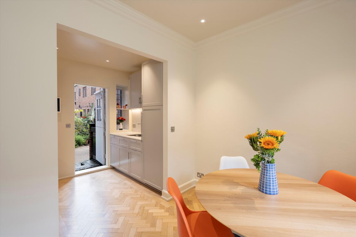 house for sale in The Gateways, Sprimont Place, London, SW3