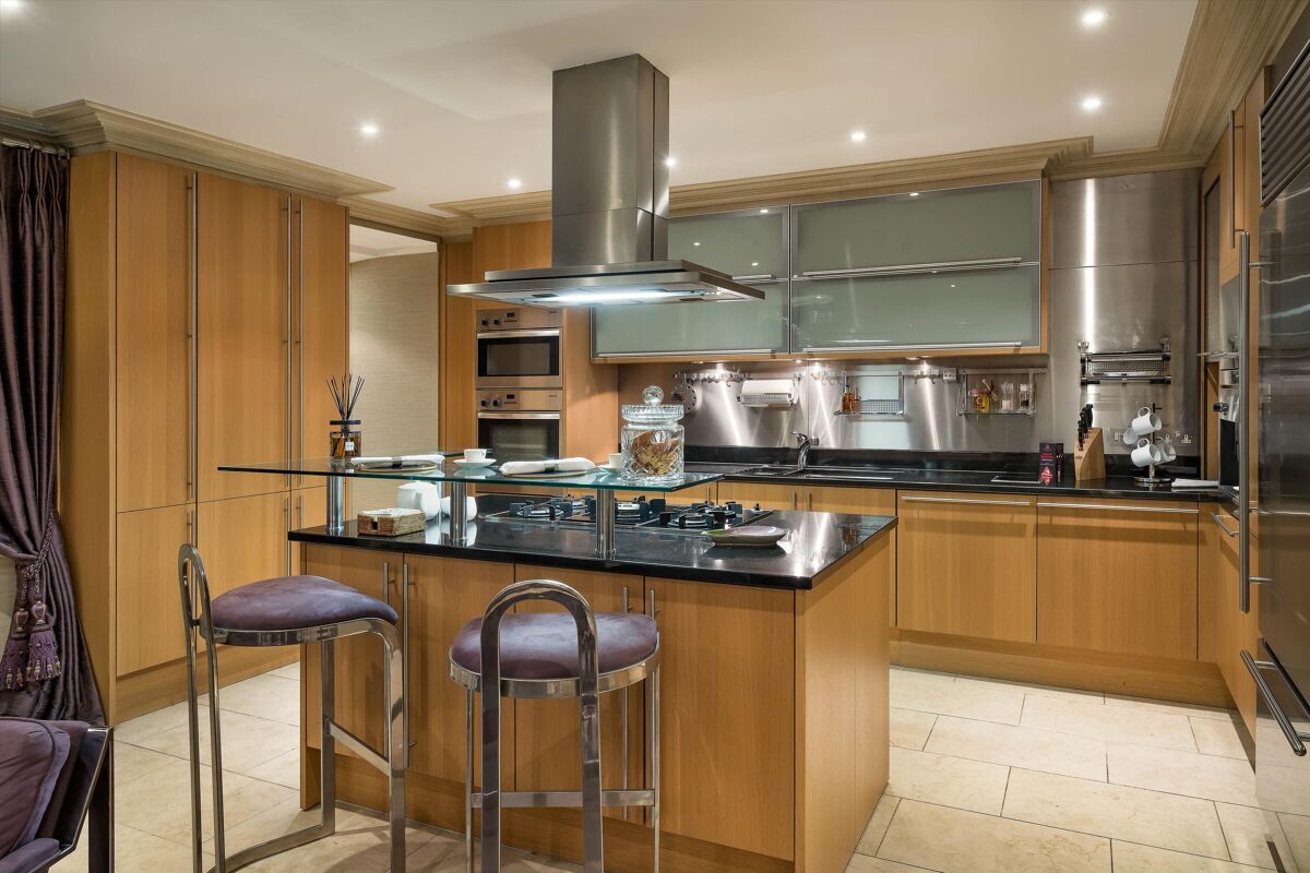 Two bedroom elegant and spacious garden for sale in Cadogan