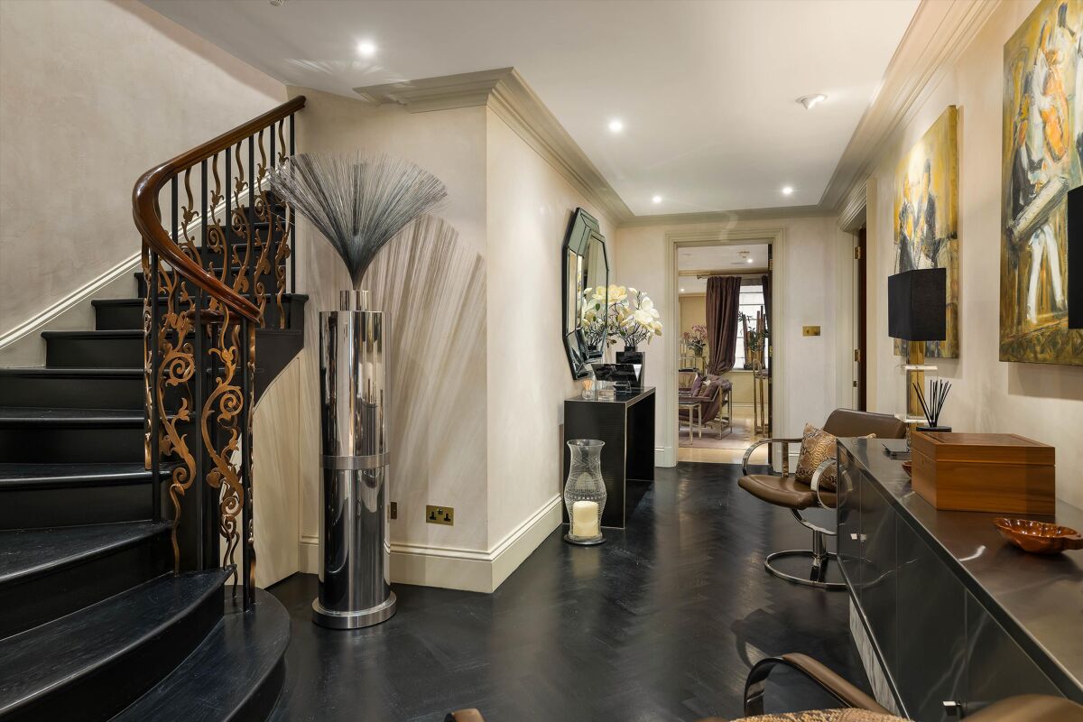 Two bedroom elegant and spacious garden for sale in Cadogan