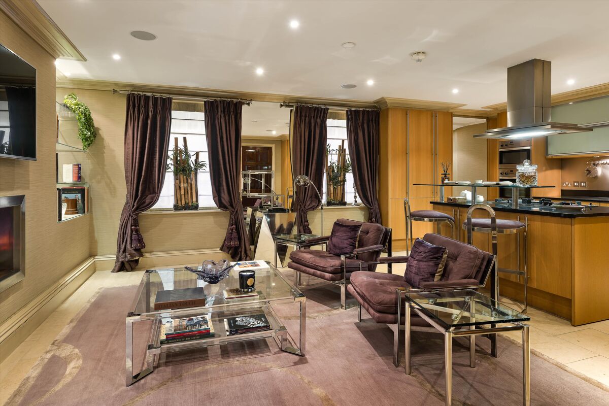 Two bedroom elegant and spacious garden for sale in Cadogan