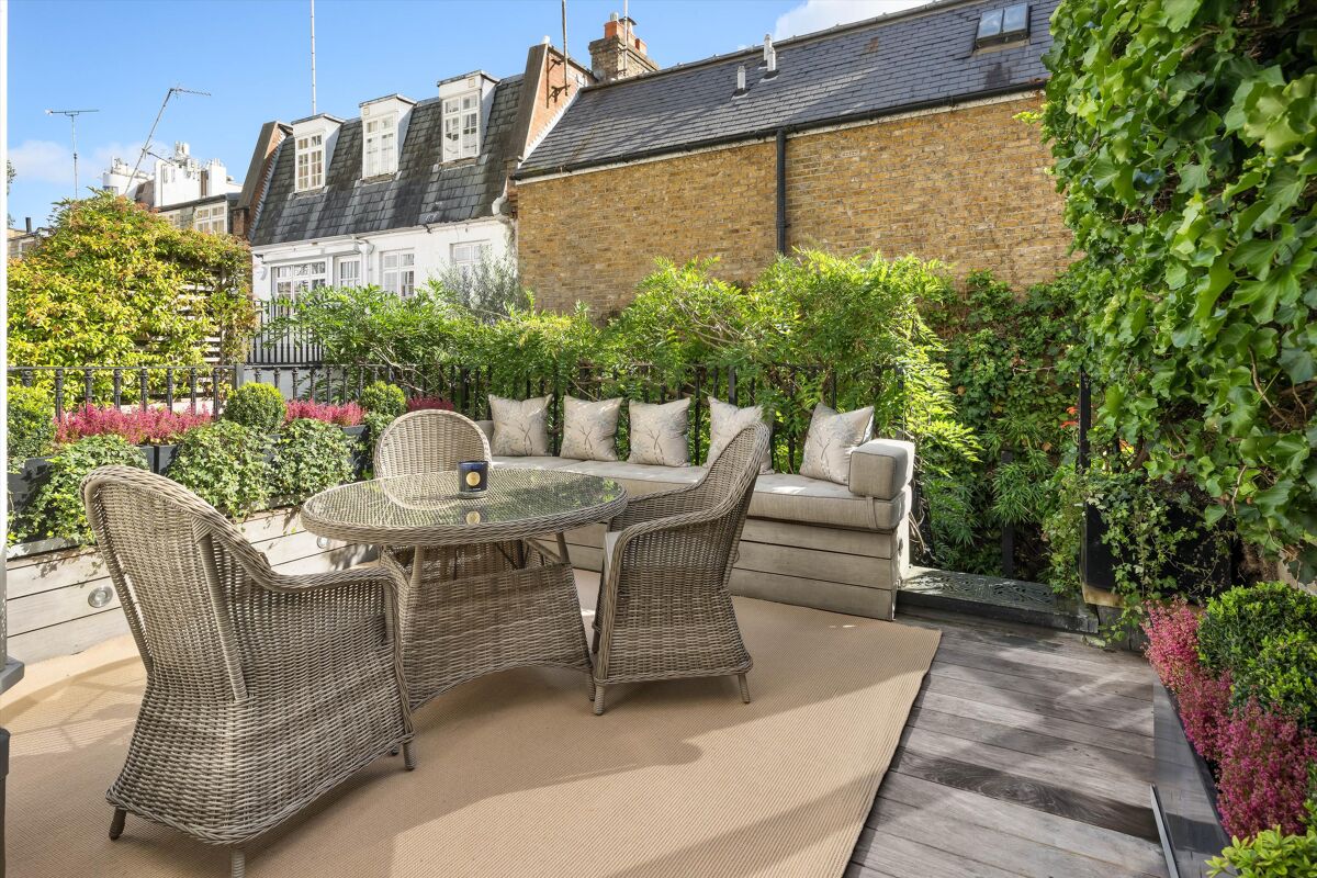 Two bedroom elegant and spacious garden for sale in Cadogan