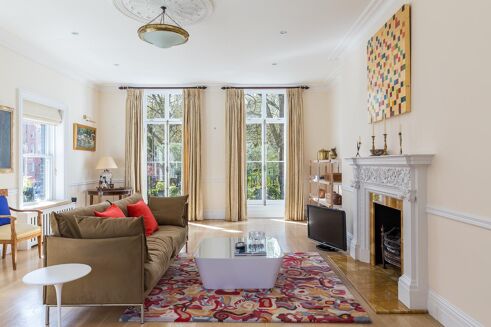 Picture of 6 bedroom house for sale.