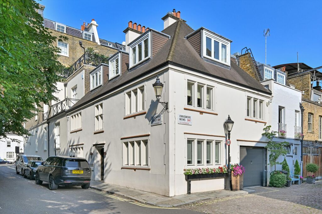 Image of Ennismore Street, Knightsbridge, London, SW7