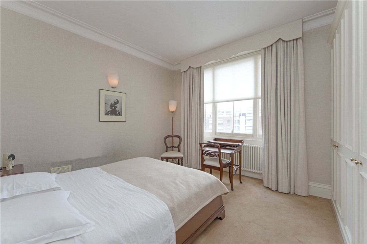 flat for sale in Cadogan Square, London, SW1X SLA100108 Knight Frank