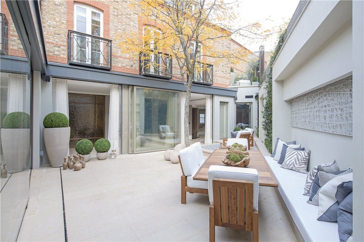 House For Sale In Grosvenor Gardens Mews North, London, Sw1w 