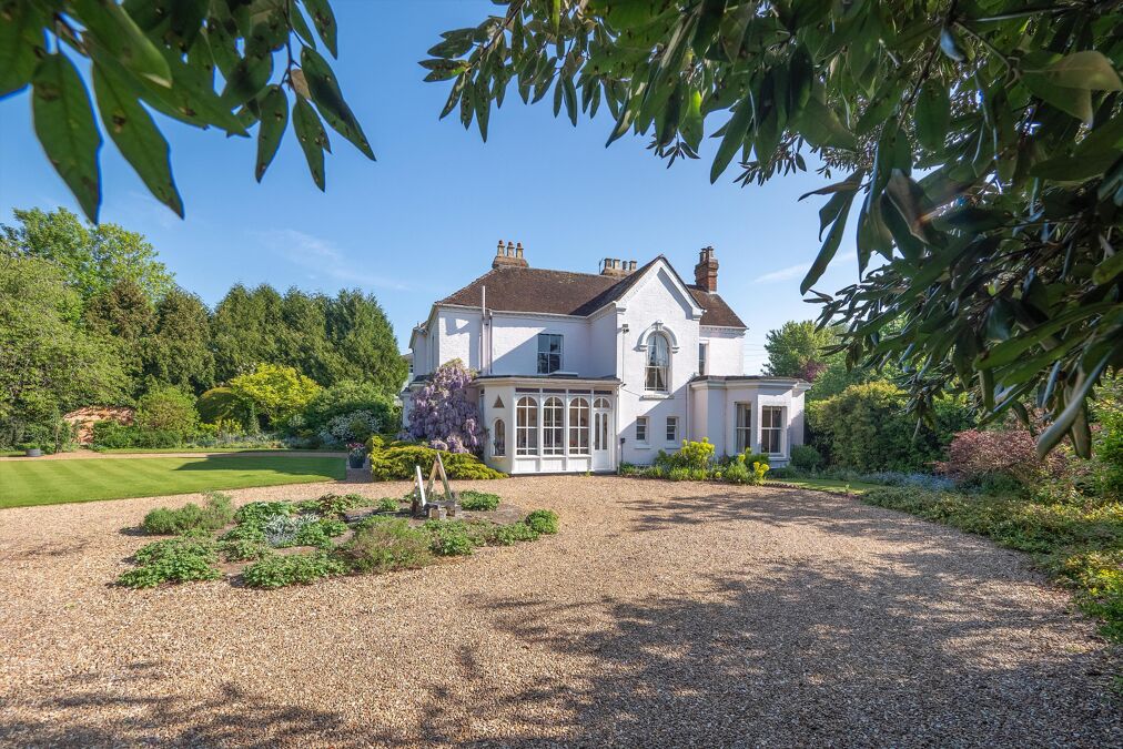 Image of Kissing Tree Lane, Alveston, Stratford-upon-Avon, Warwickshire, CV37