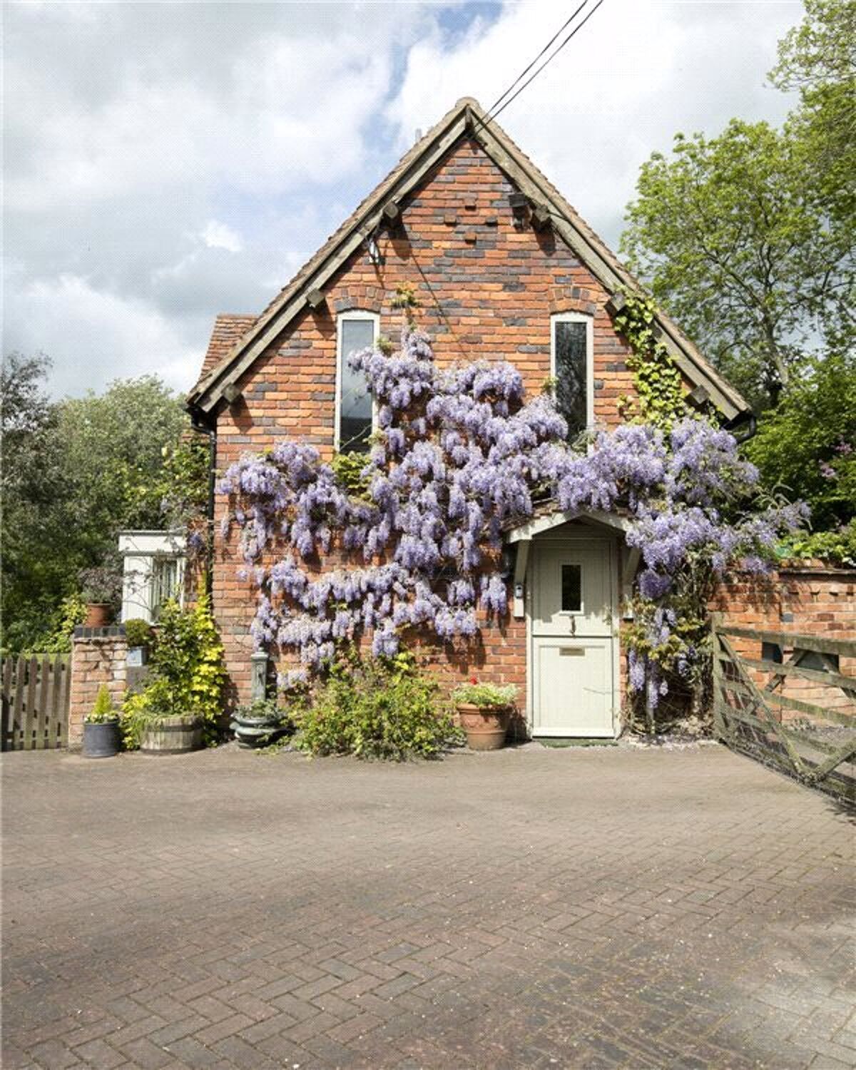 barn conversion for sale in Breach Lane, Claverdon, Warwick, Warwickshire, CV35 STR160201 barn conversion for sale in Breach Lane, Claverdon, Warwick, Warwickshire, CV35 STR160201
