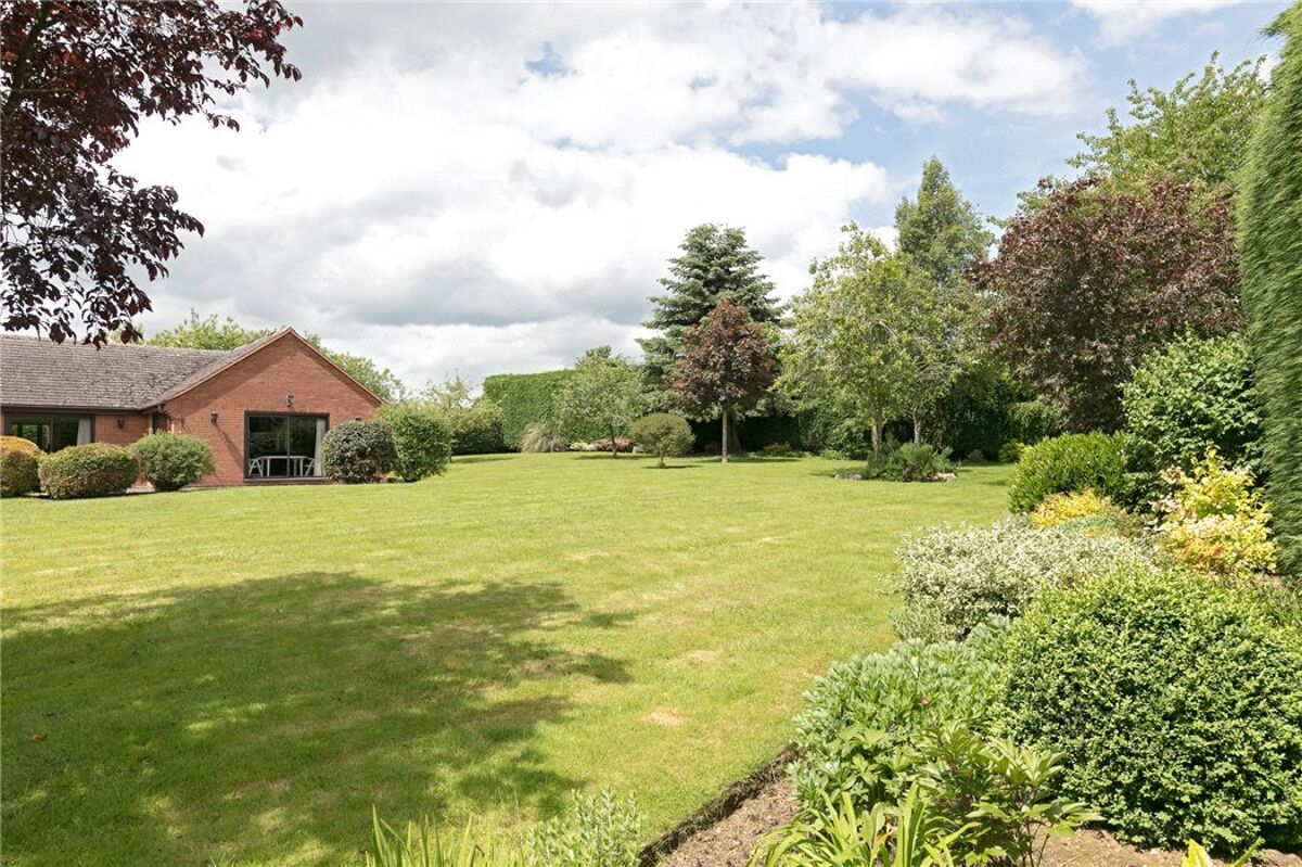 house for sale in High Street, Flore, Northampton, Northamptonshire