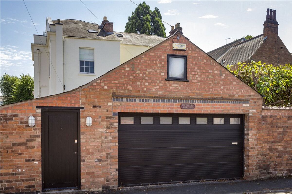 town house for sale in Arlington Avenue, Leamington Spa, CV32