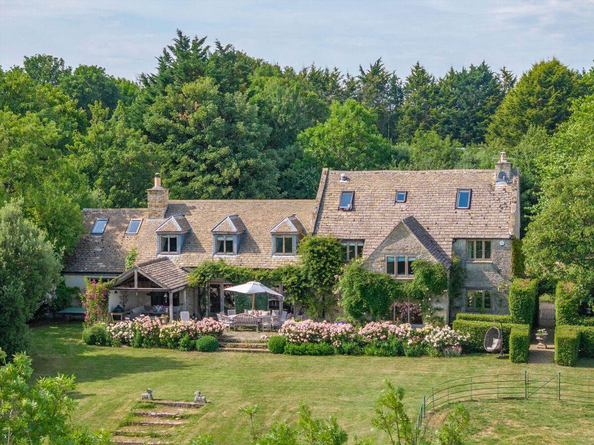 Countryside Sanctuary: Timeless Elegance Meets Modern Charm 4