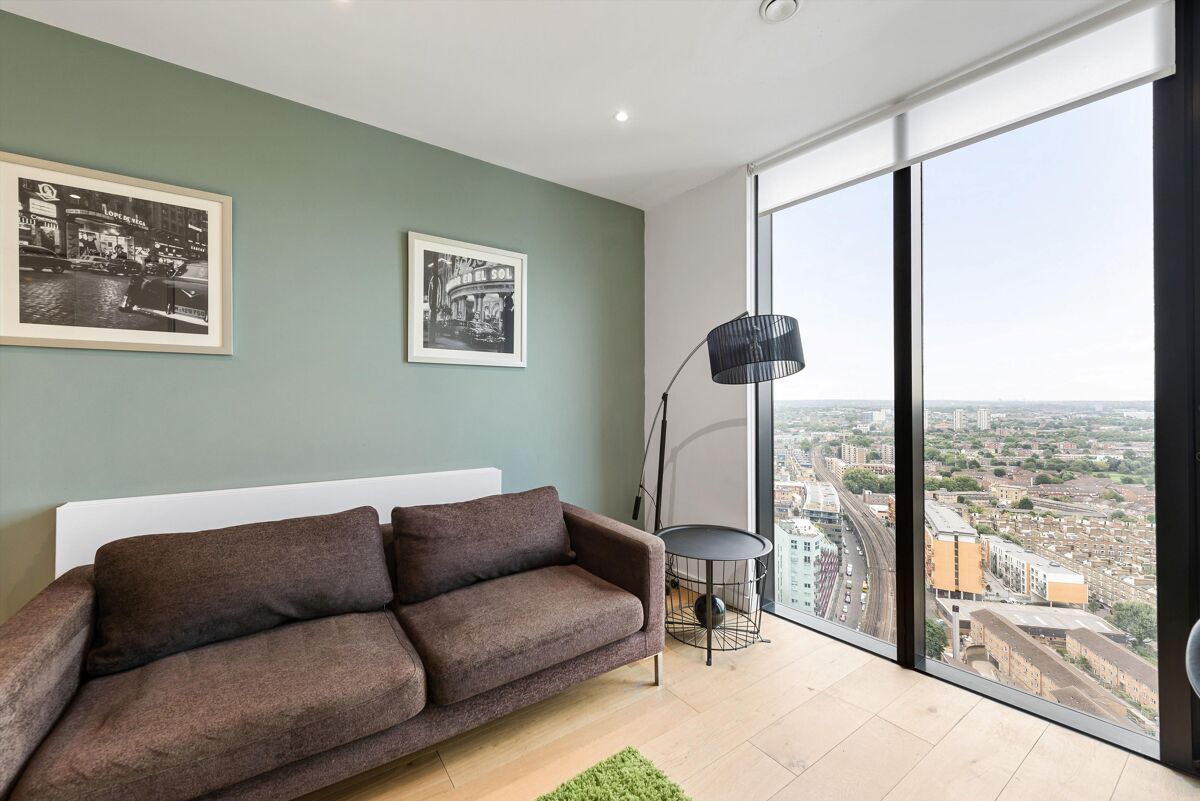 flat to rent in Strata Building, Walworth Road, London, SE1