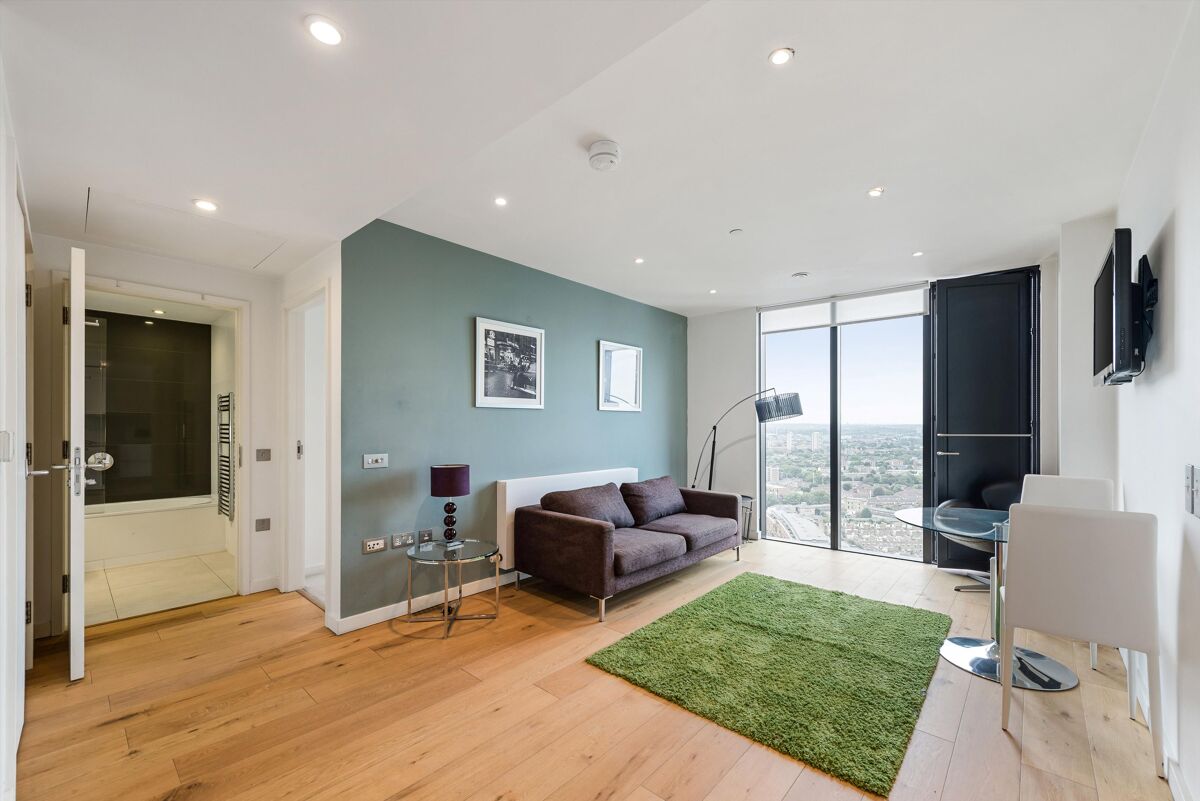 flat to rent in Strata Building, Walworth Road, London, SE1