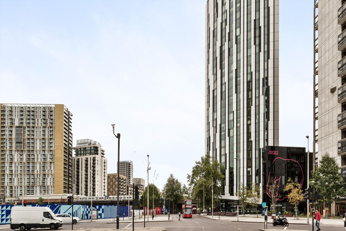 flat to rent in Strata Building, Walworth Road, London, SE1