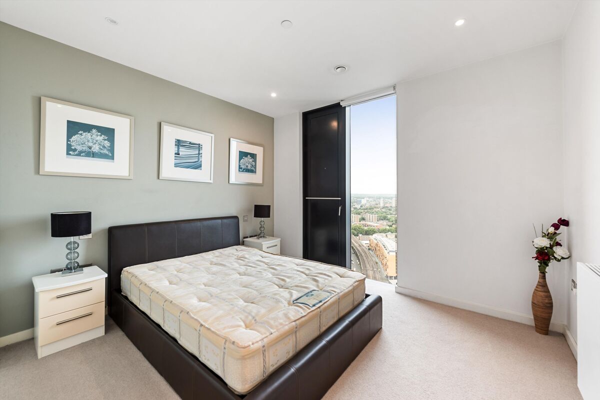 flat to rent in Strata Building, Walworth Road, London, SE1