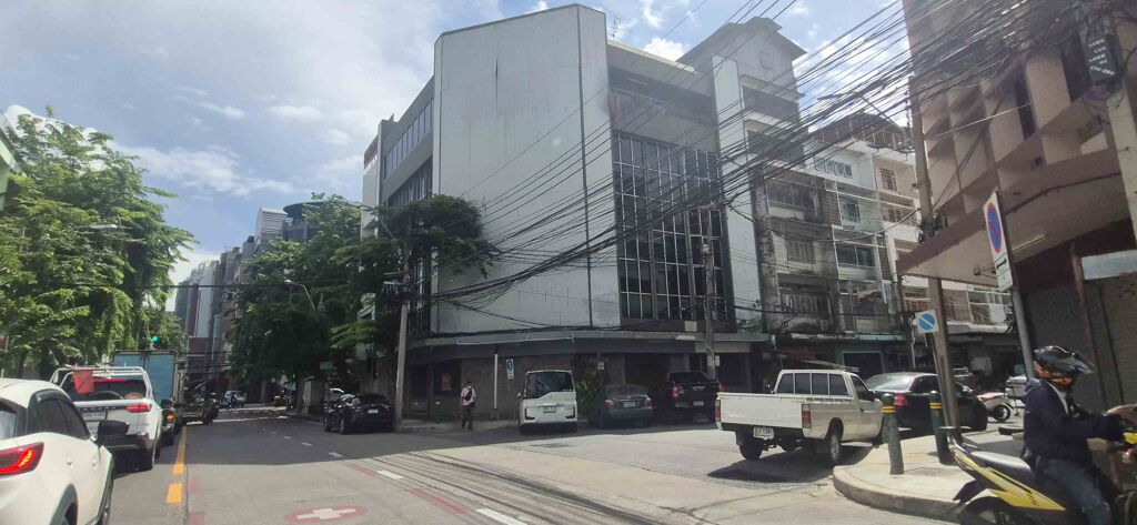 Image of Commercial building located in Pom Prap Sattru Phai District, near Wat Thepsirin. Just minutes from Chinatown’s trading zone and ongoing development projects,