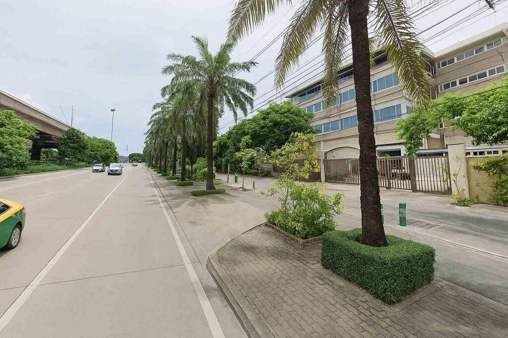 Image of 5-storey Office building in Pradit Manutham main road with ample car park