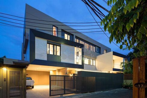 Picture of 4 bedroom townhouse for sale.