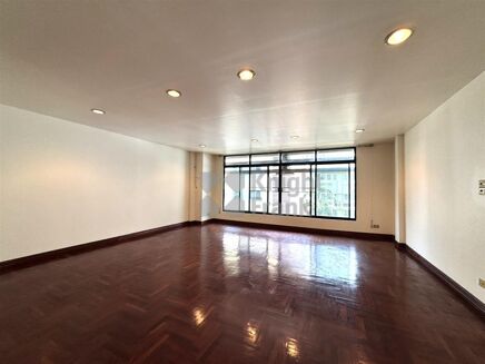 Picture of 6 bedroom townhouse for sale.
