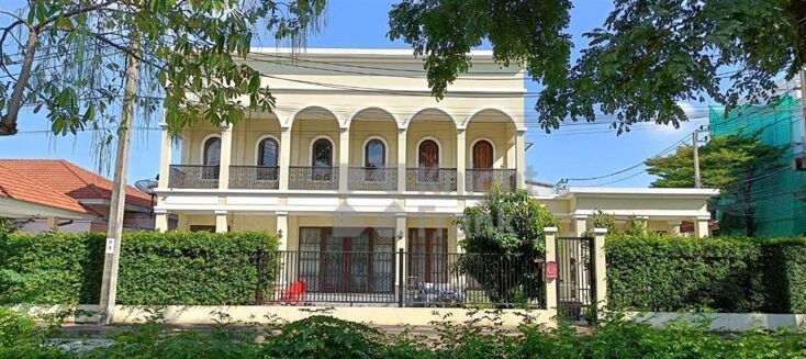 Picture of 4 bedroom house for sale.