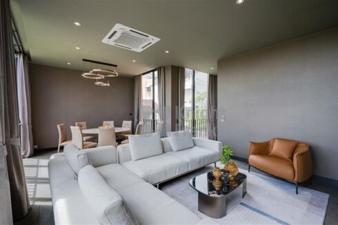 Picture of 4 bedroom house for sale.