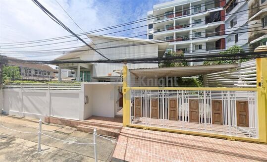 Picture of 4 bedroom house for sale.