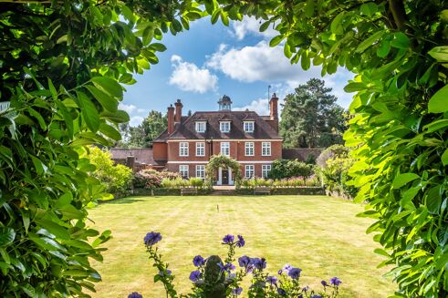 Picture of 8 bedroom house for sale.