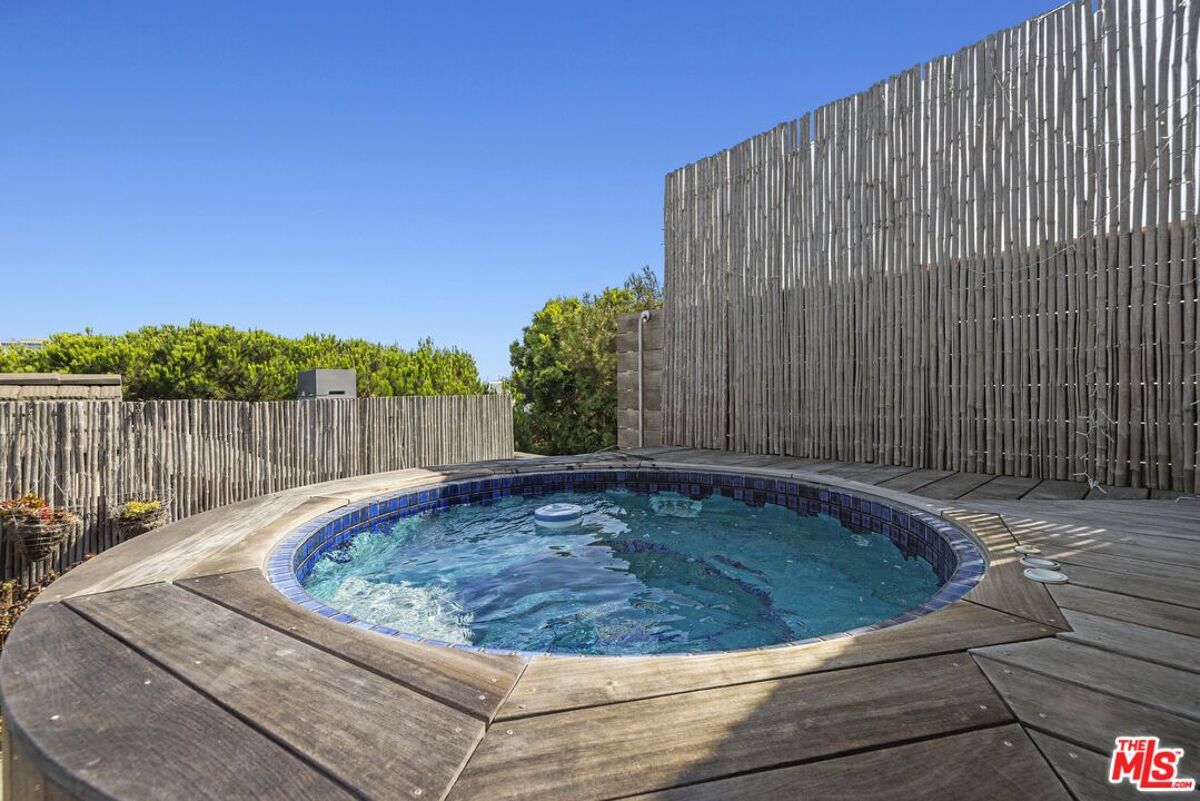 apartment to rent in 241 Howland Canal Venice, California