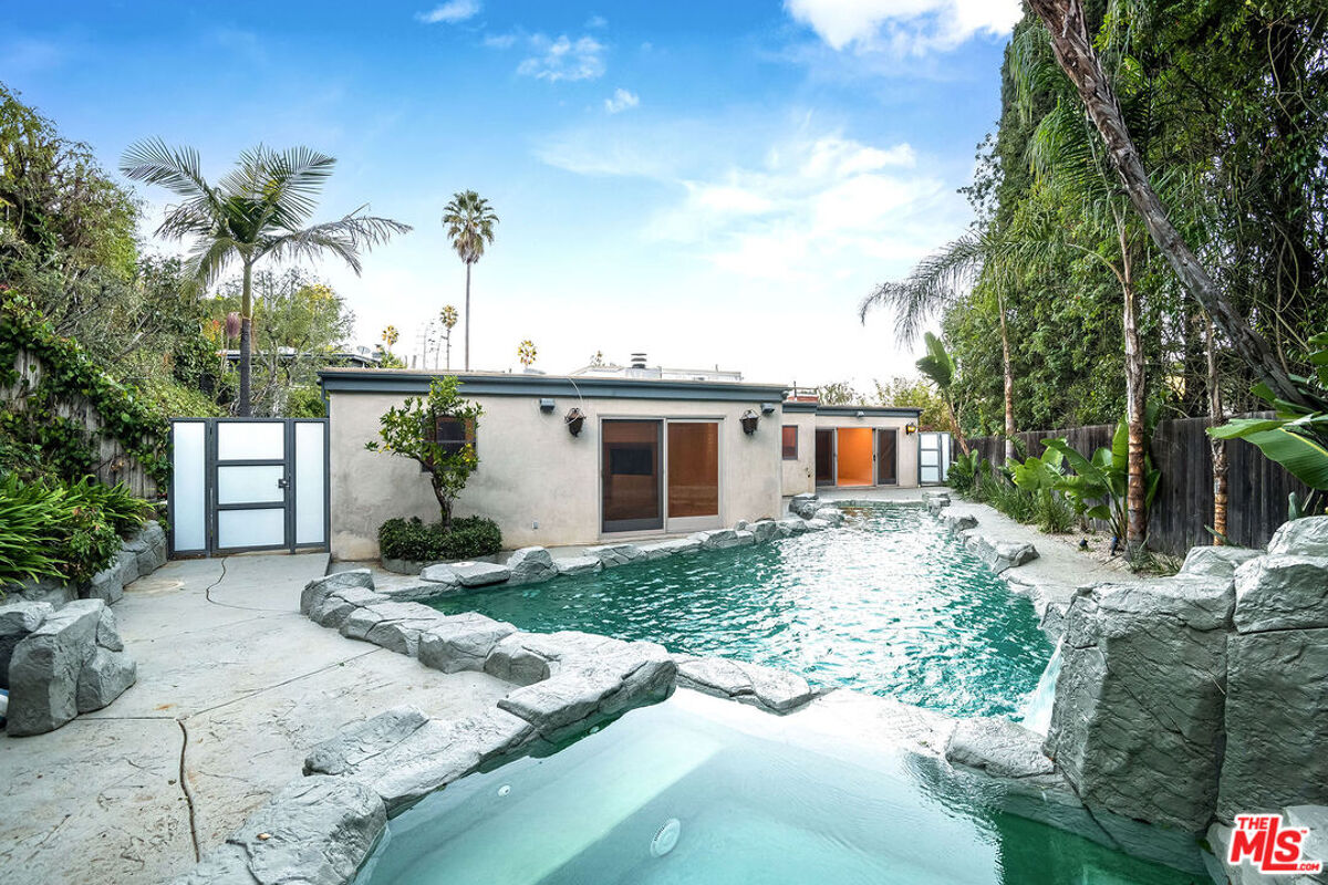 apartment to rent in 7732 Chandelle Pl Sunset Strip / Hollywood Hills