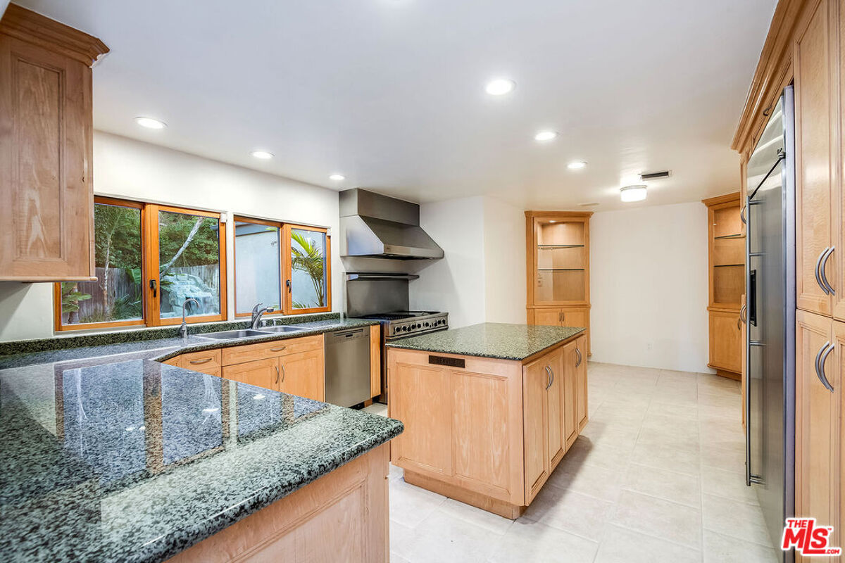 apartment to rent in 7732 Chandelle Pl Sunset Strip / Hollywood Hills