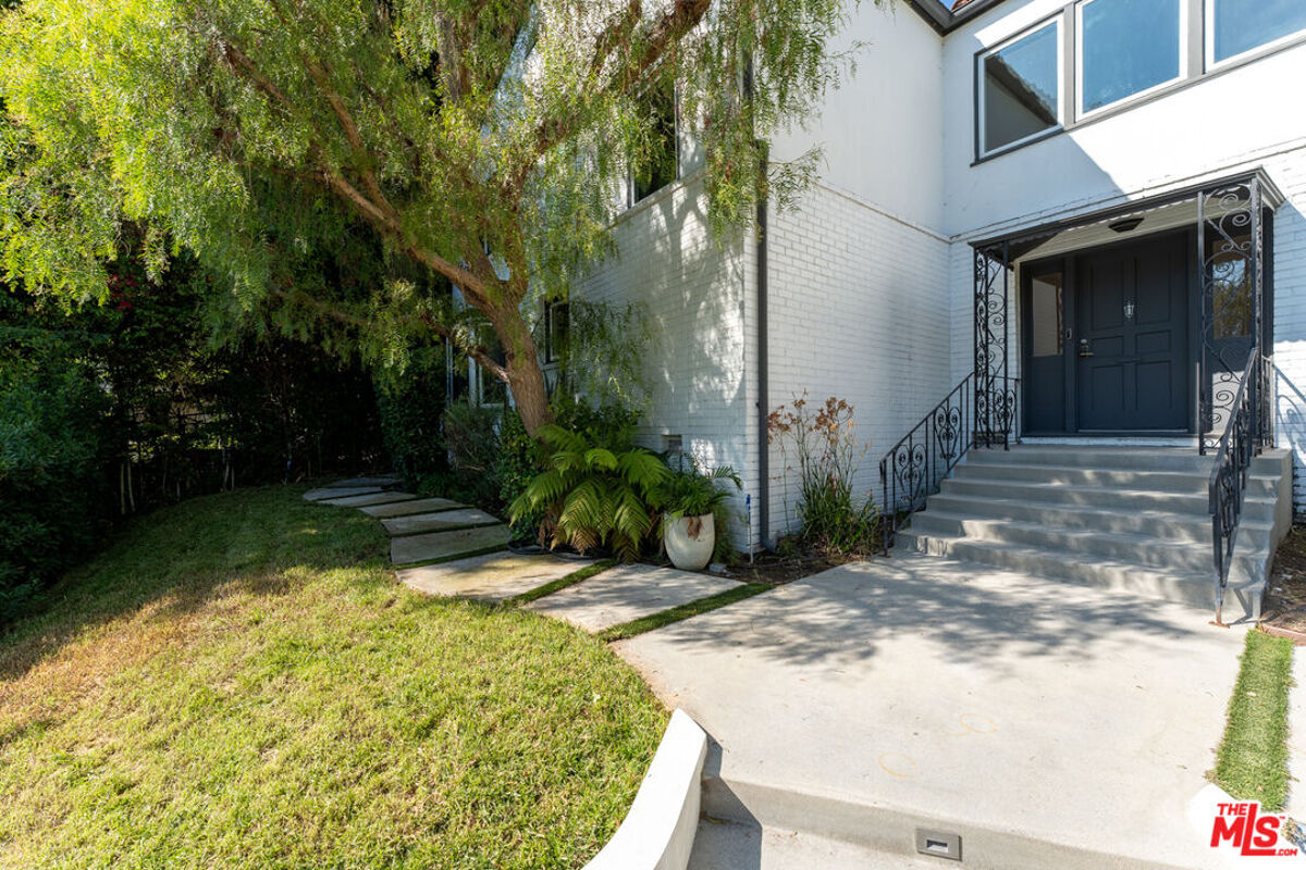 house for sale in 1972 Outpost Cir Sunset Strip / Hollywood Hills