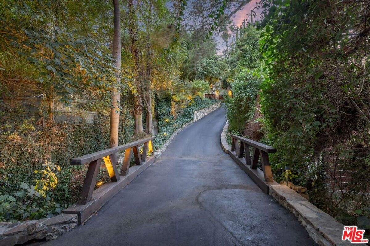 house for sale in 5045 Oakdale Ave Woodland Hills, California