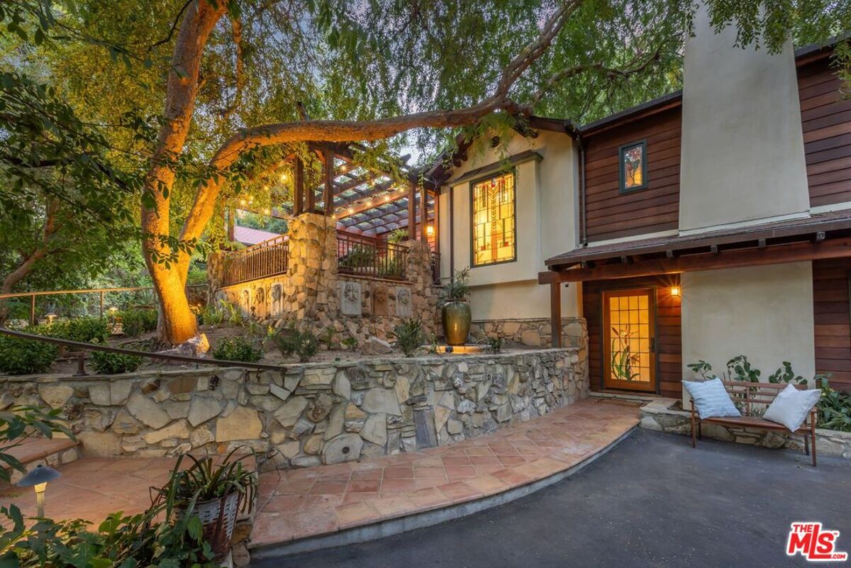 house for sale in 5045 Oakdale Ave Woodland Hills, California