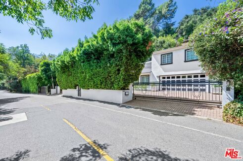 Picture of 5 bedroom house for sale.