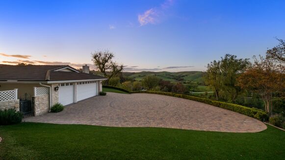 Picture of 4 bedroom house for sale.