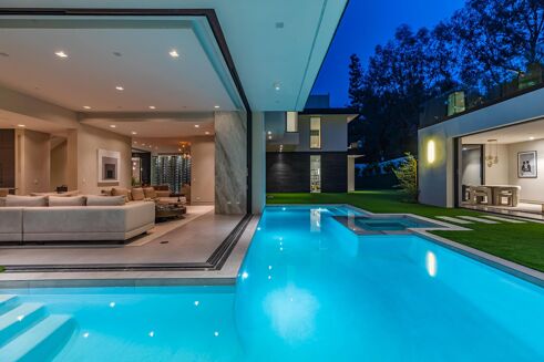 Picture of 7 bedroom house for sale.