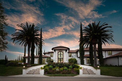 Picture of 8 bedroom house for sale.