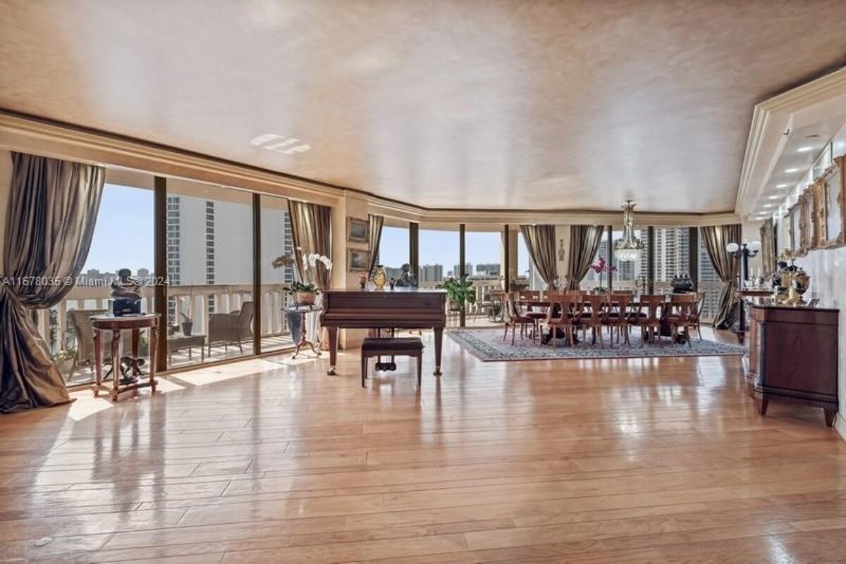 condominium for sale in 19355 Turnberry Way, 17GR Aventura, Florida