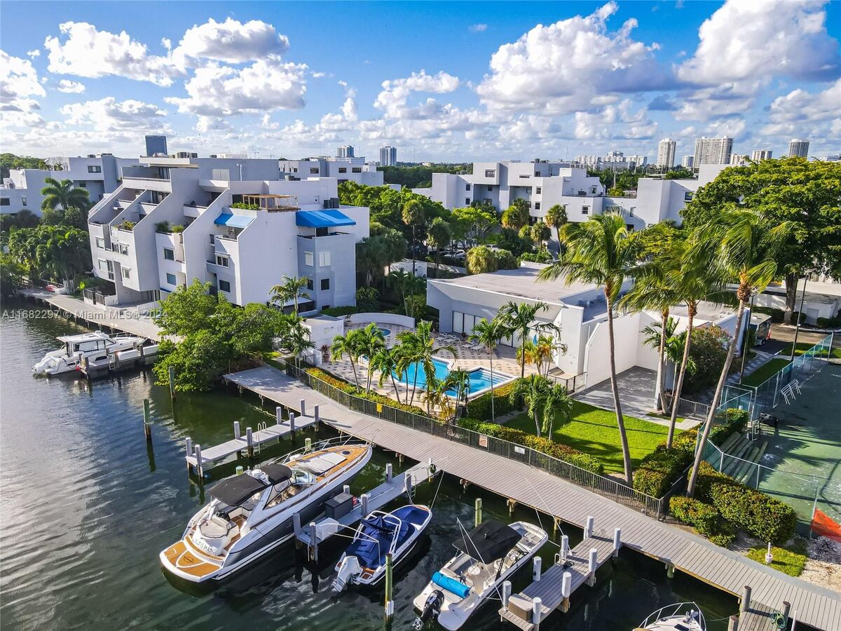 town house for sale in 329 Poinciana Dr, 909 Sunny Isles Beach