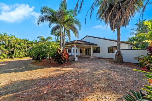 Picture of 5 bedroom house for sale.