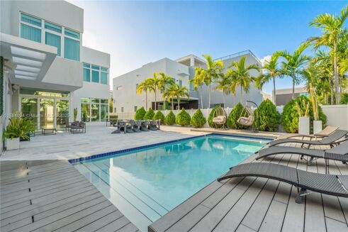 Picture of 5 bedroom house for sale.