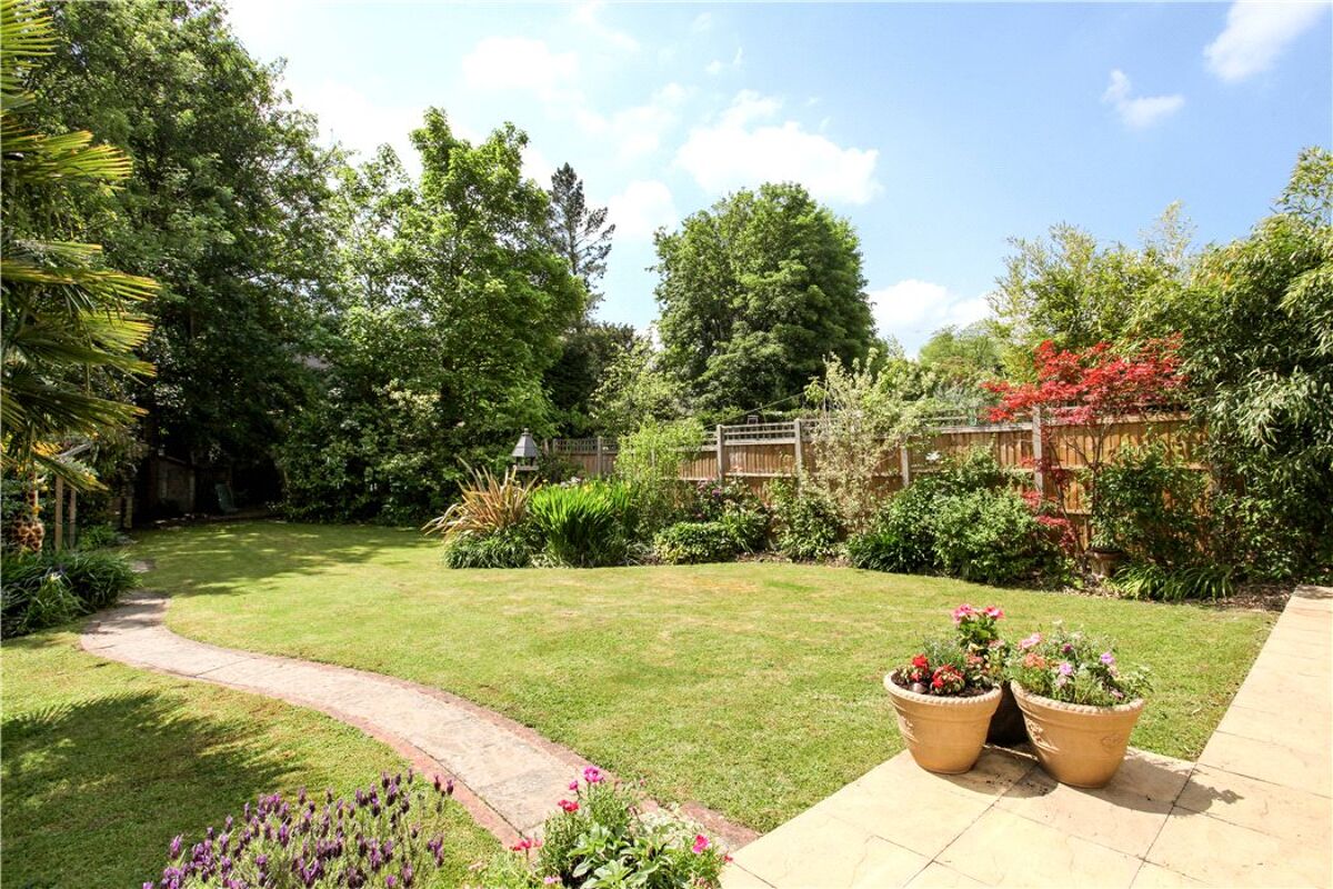 Onroerend goed te koop Middle Hill, Englefield Green, Surrey, TW20