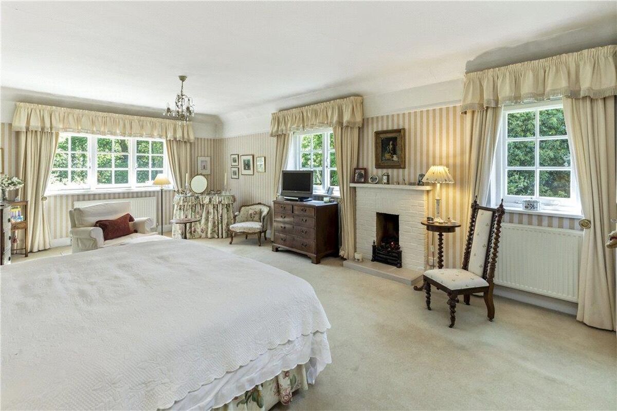 house for sale in Ford Road, Chobham, Surrey, GU24 VIR190012 Knight