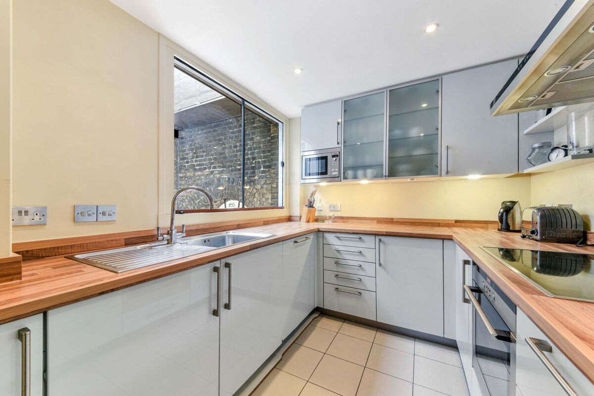 Pand te koop Ivory House, St